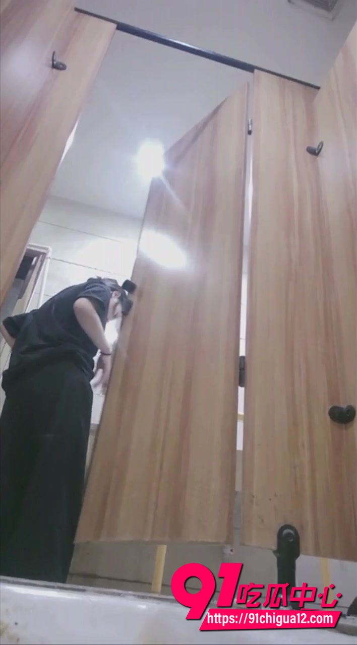 商场女厕大神偷拍合集1