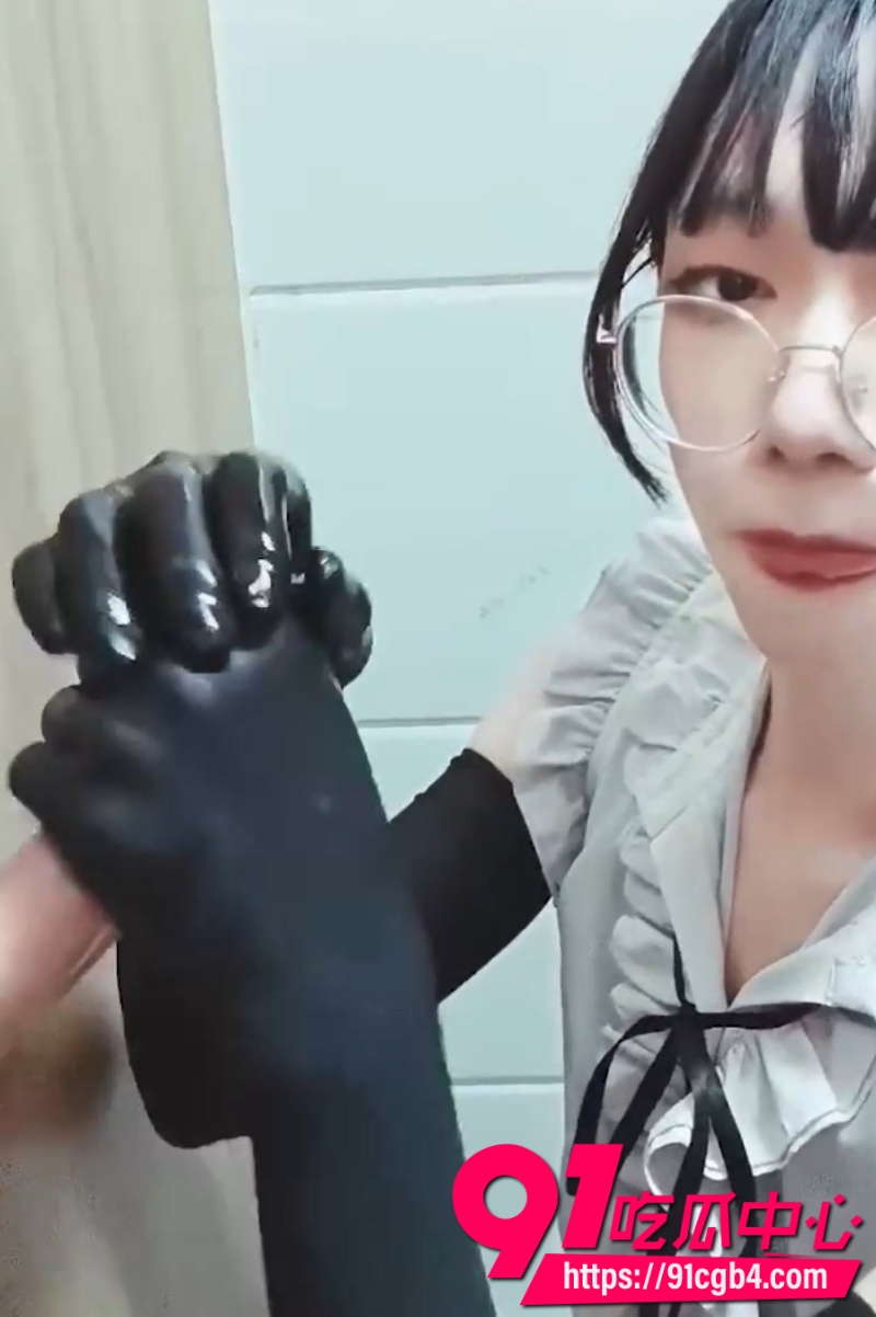 小男娘维多绿 公共卫生间撸管视频流出 周末义务随机帮陌生人打飞机到高潮