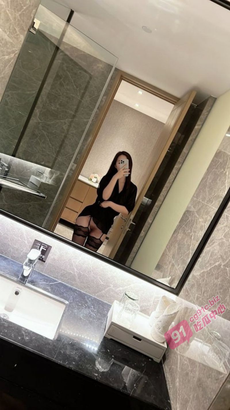 绿帽老公为满足骚妻秦薇薇的性瘾 无奈上山与朋友共同分享淫妻！