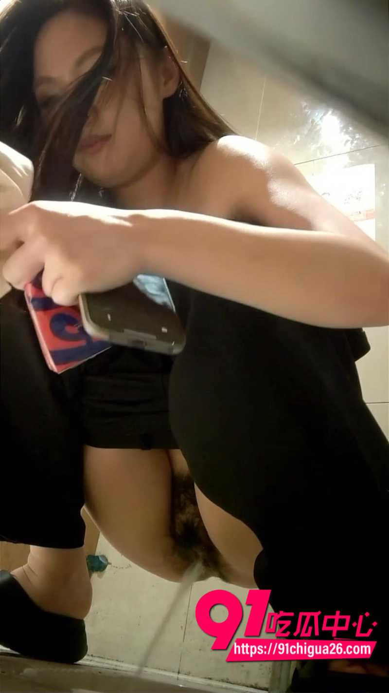 独家偷拍高颜值美女在女厕所尿尿全景7 独家偷拍高颜值美女在女厕所尿尿全景7