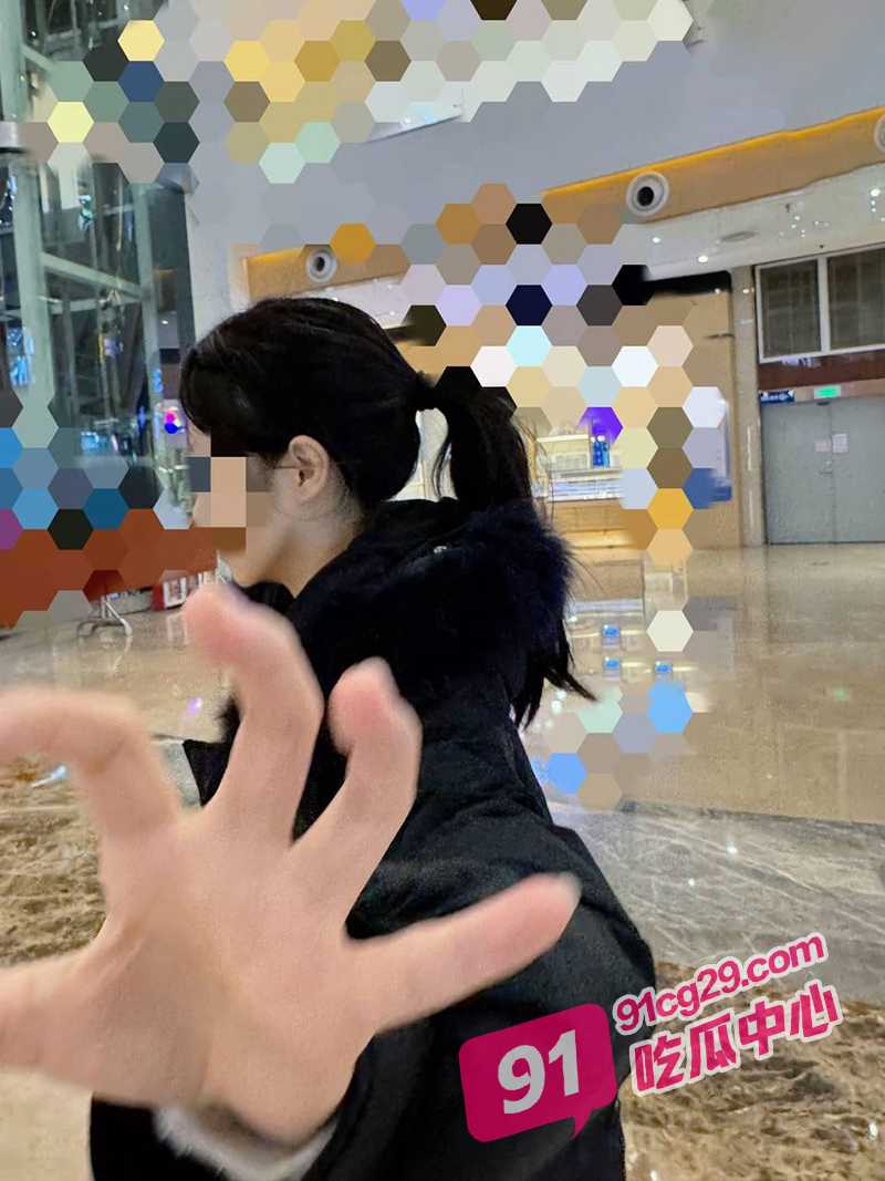 兄妹乱伦之爆操给爸爸打电话的黑丝妹妹 直接摁在厨台上疯狂抽插!