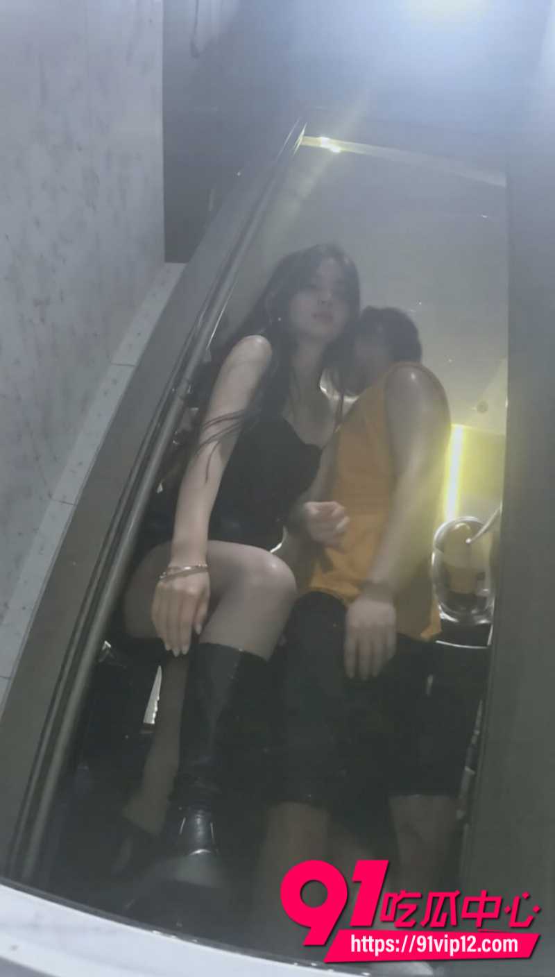 厕拍大神在酒吧女厕所安装针孔摄像头偷拍极品美女尿尿0 厕拍大神在酒吧女厕所安装针孔摄像头偷拍极品美女尿尿0