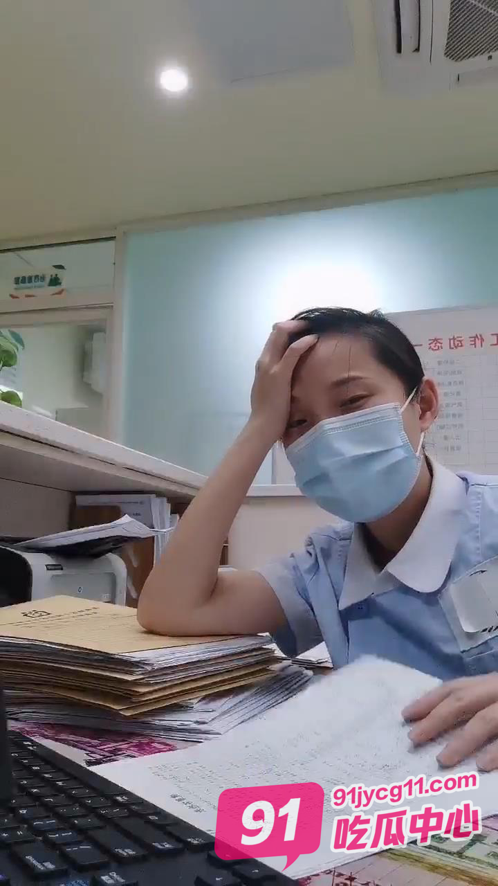 小护士染染上班期间厕所自慰!白衣天使私下竟如此淫荡!