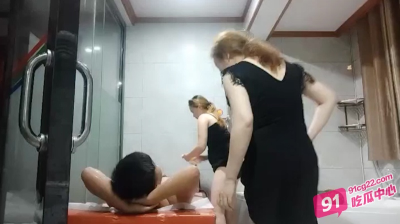 按摩店玩双飞?碰上老鸟带新人教学吃鸡加奶推!